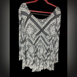 Color swatch Black and White Patterned Women's Top size 2x